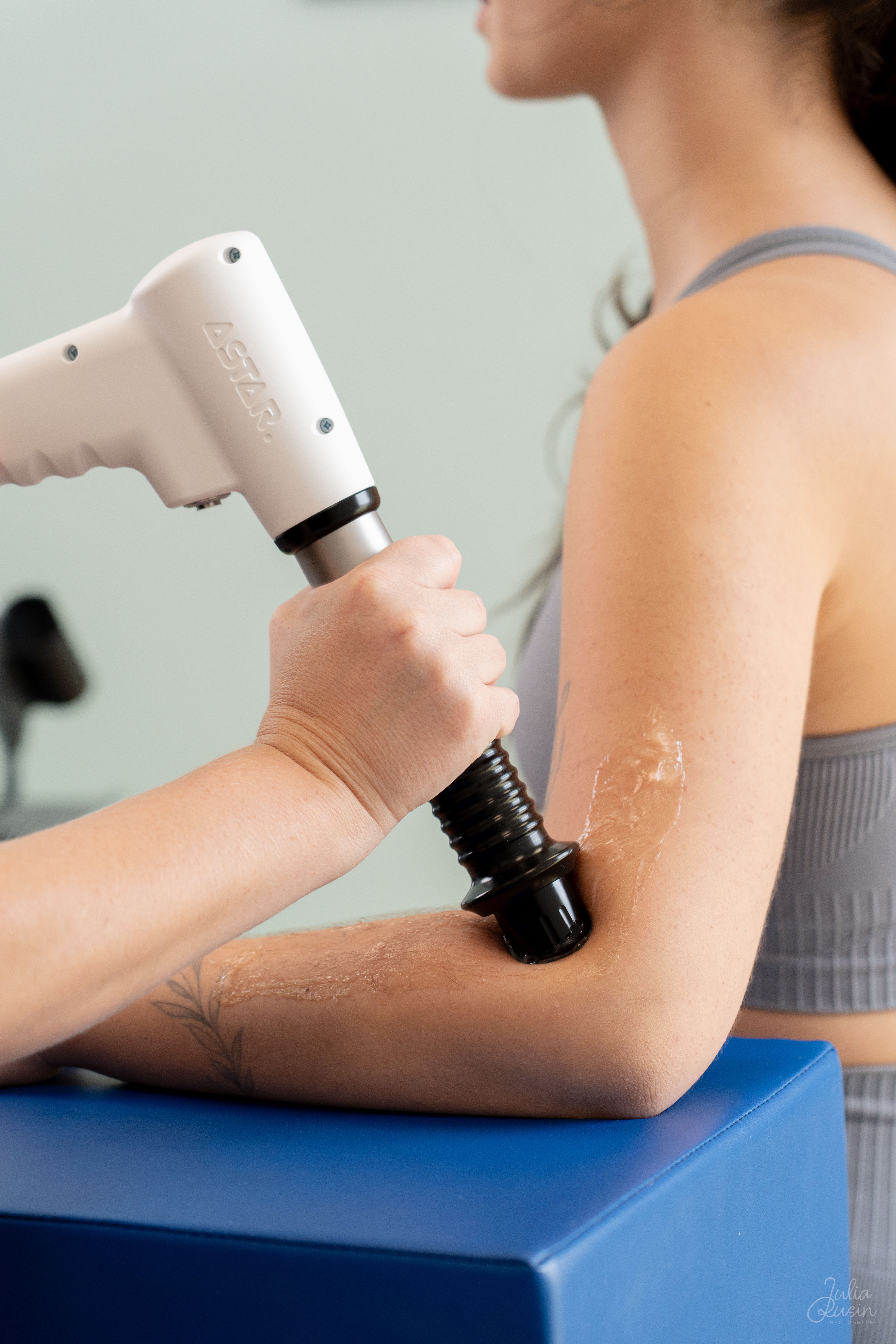 Łokieć golfisty – objawy, różnice z łokciem tenisisty, leczenie