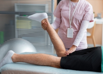 Artroskopia kolana - na czym polega zabieg, jakie daje efekty i jak wygląda rehabilitacja?